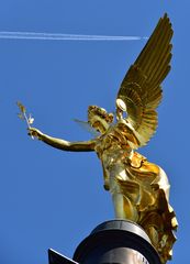 Friedensengel mit Zivilflugzeug 