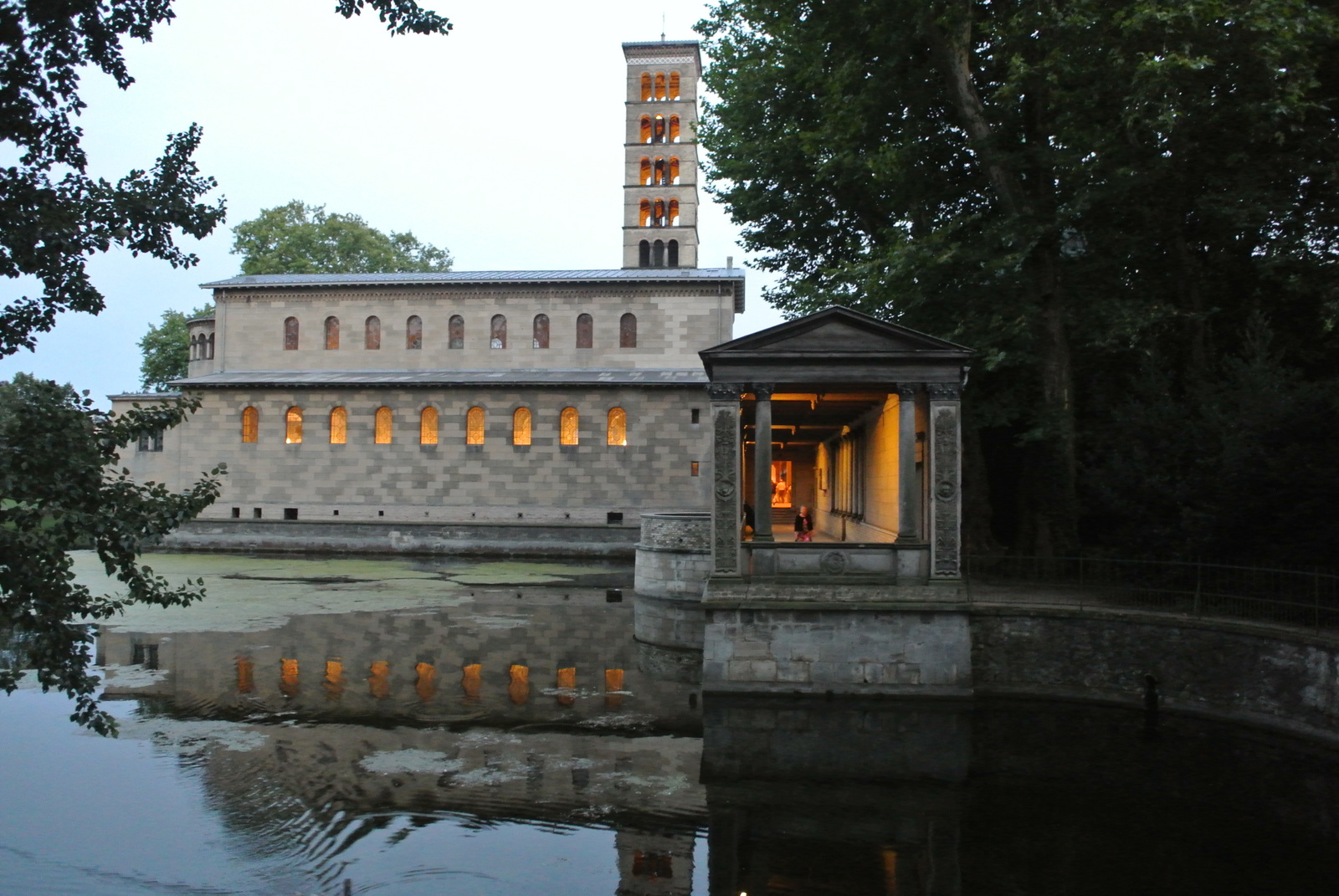 Friedenskirche am Abend