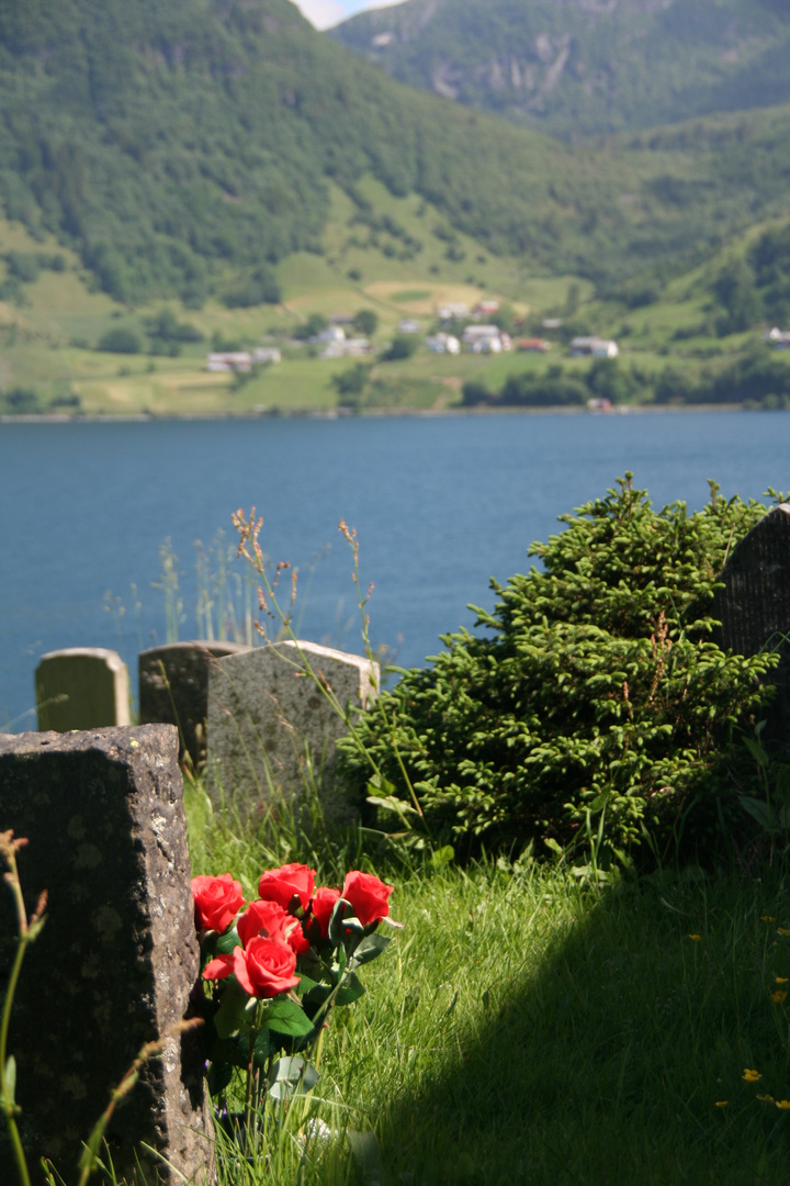 Friedhof am Sognefjord (Norwegen)