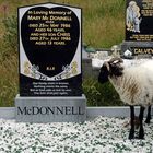 Friedhof auf Achill Island, unterhalb des Slievemore, Irland