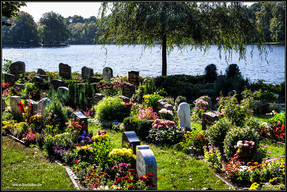 friedhof auf der halbinsel stralau, direkt an der spree gelegen