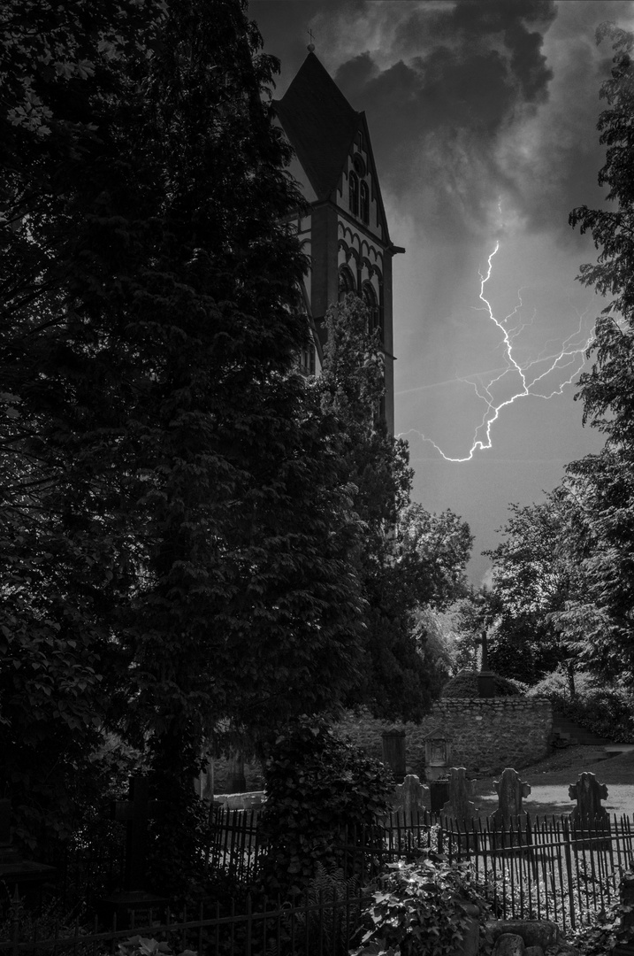 Friedhof bei Gewitter in Limburg