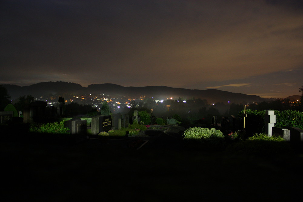 Friedhof bei Nacht + Nebel