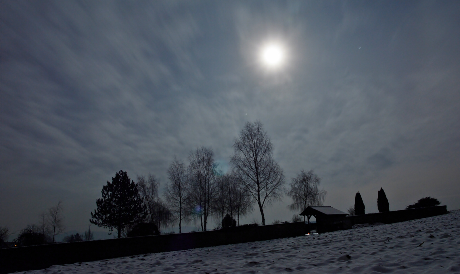 Friedhof bei Vollmond