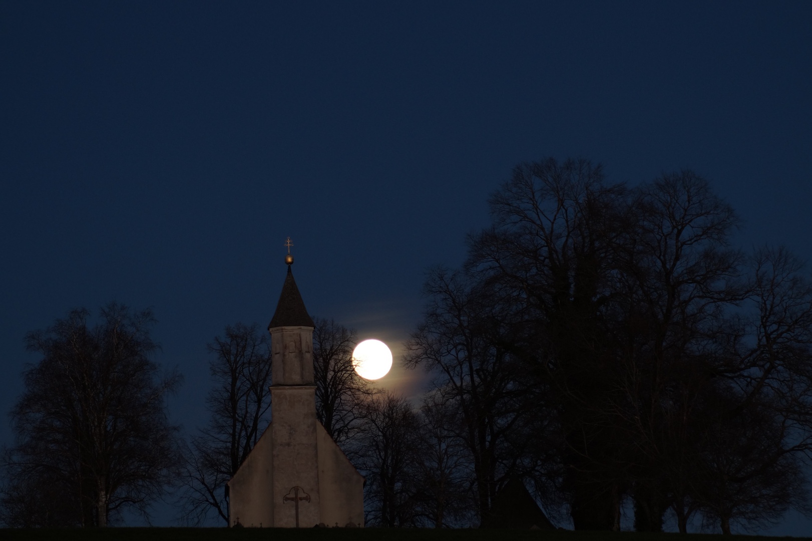 Friedhof bei Vollmond