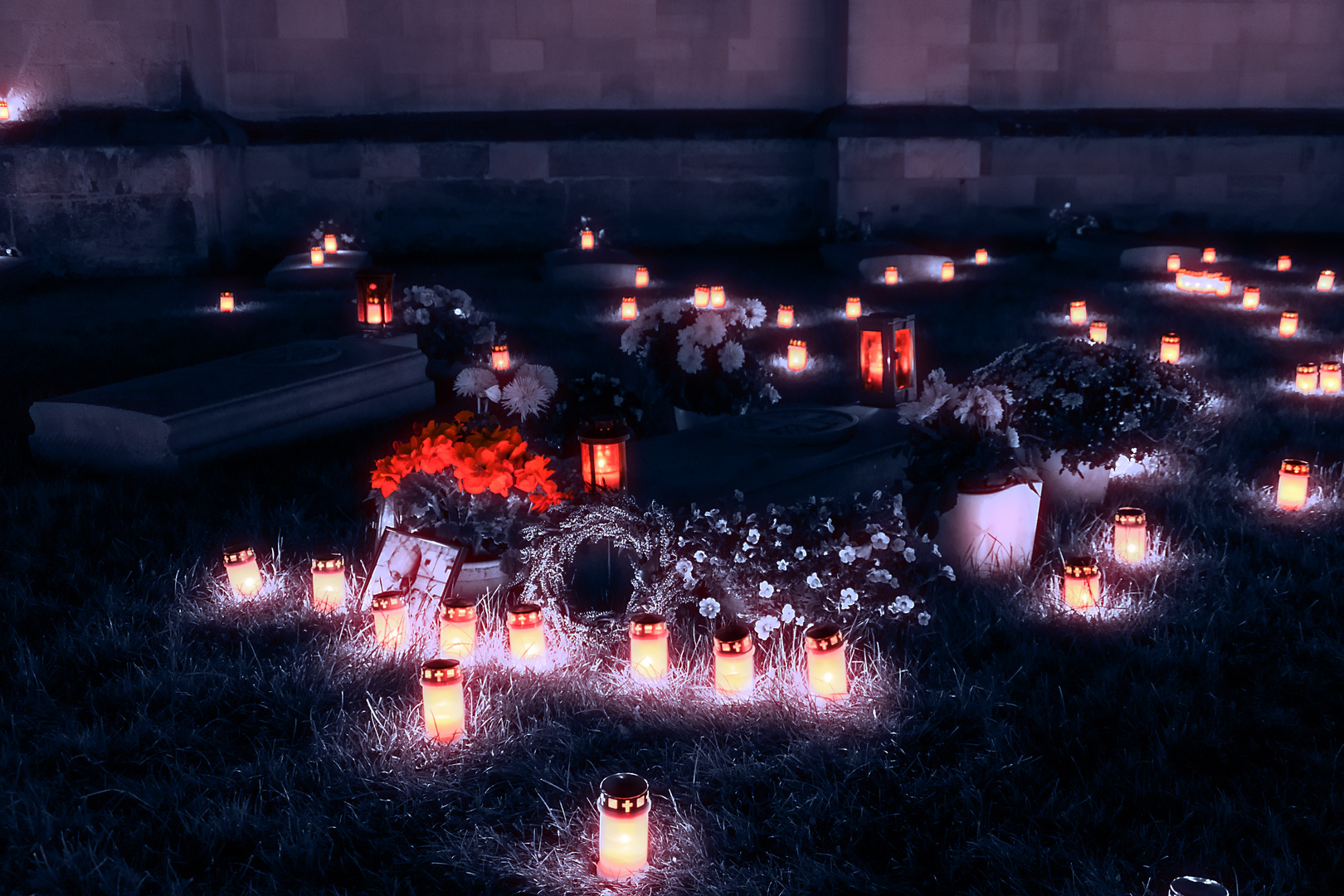 Friedhof im Kerzenschein