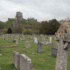 Friedhof in Englang. Die Burgruine im Hintergrund