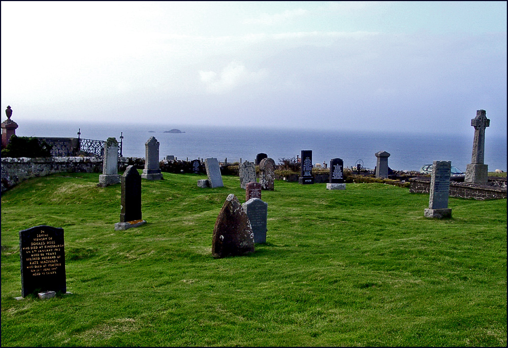 Friedhof in Kilmuire auf Isle of Skye, innere Hebriden - Schottland m. Blick auf den Atlantik.