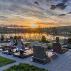 friedhof mit hochwasser und mittigem sonnenuntergang