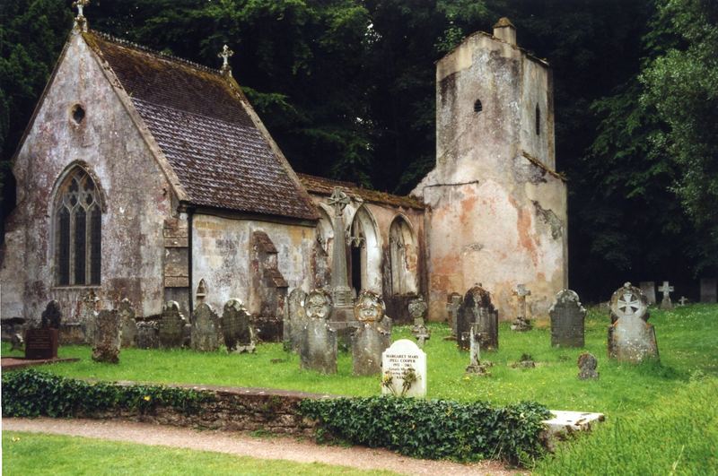 Friedhof mit Kirchruine im Brictonpark in England/Devon