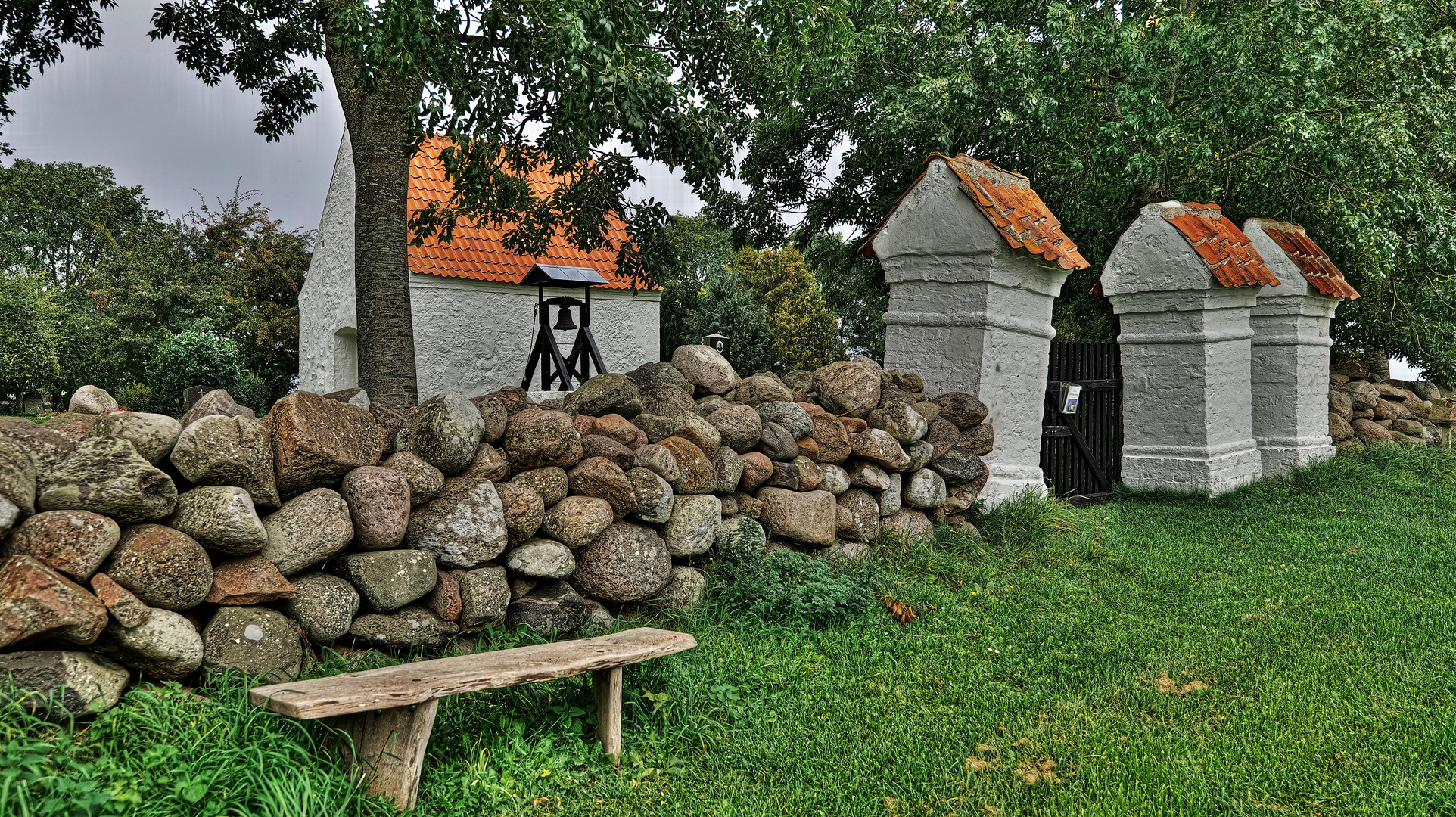 Friedhof mit kleiner Kirche