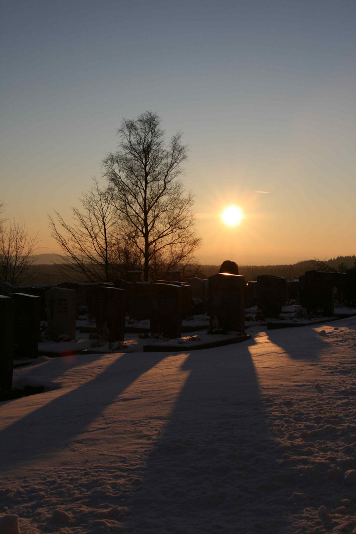 Friedhof mit Sonnenuntergang