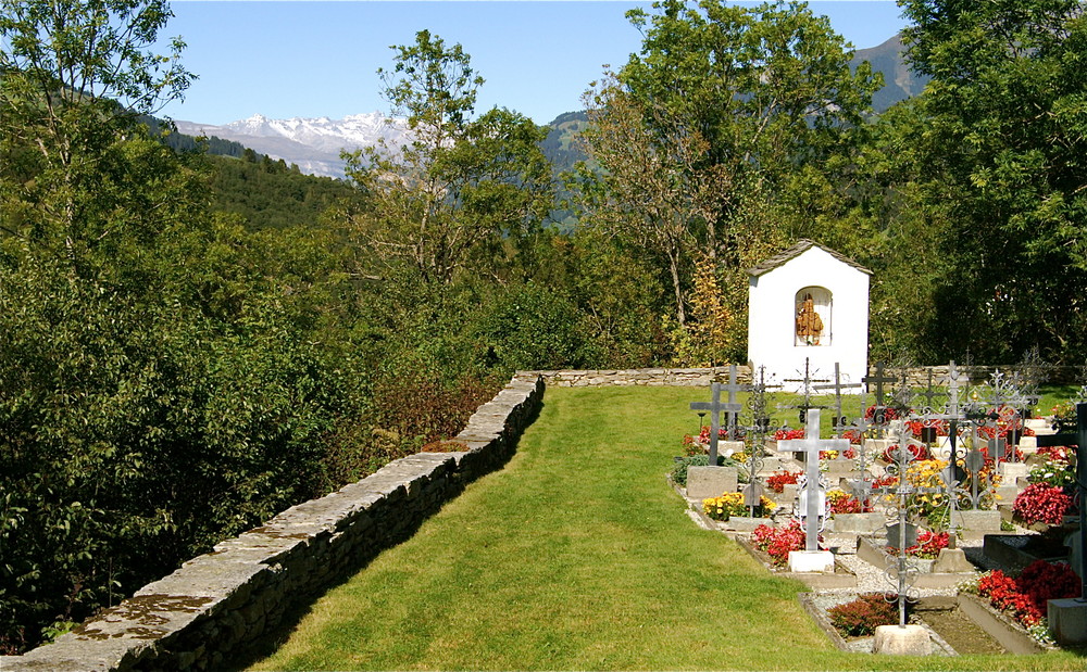 Friedhof Surcasti (GR/CH) in der Val Lumnezia