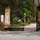 Friedhof - Tor halb offen