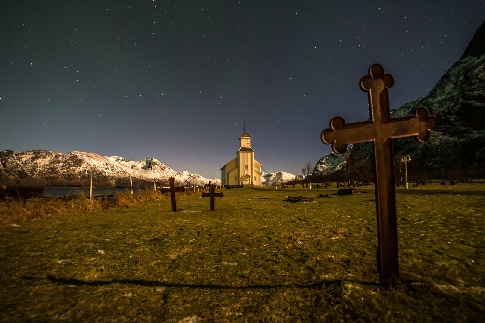 Friedhof und Kirche von Gimsoy