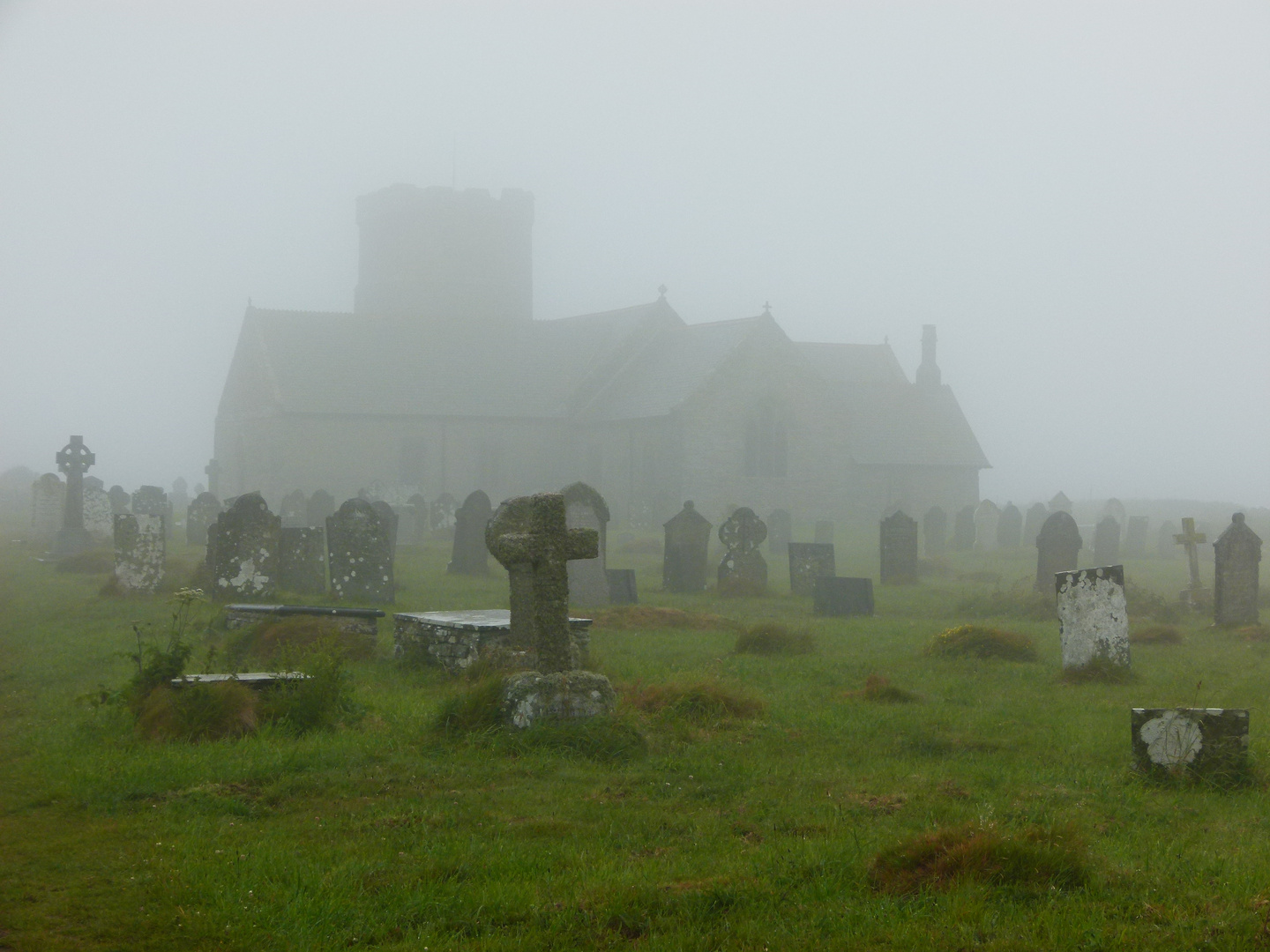 Friedhof und Kirchen im Nebel