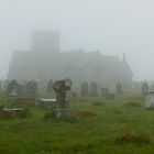 Friedhof und Kirchen im Nebel