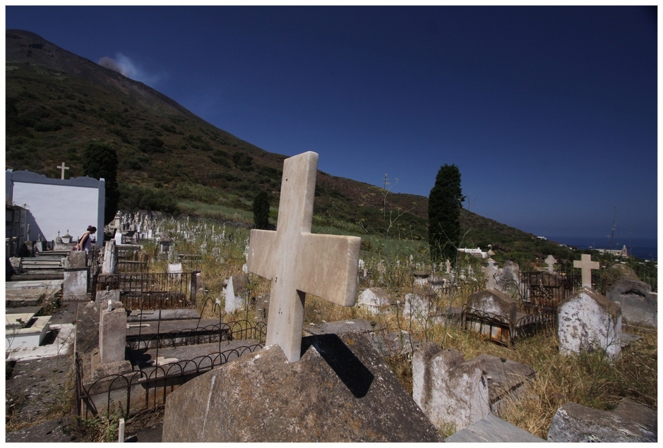 Friedhof unter dem Vulkan