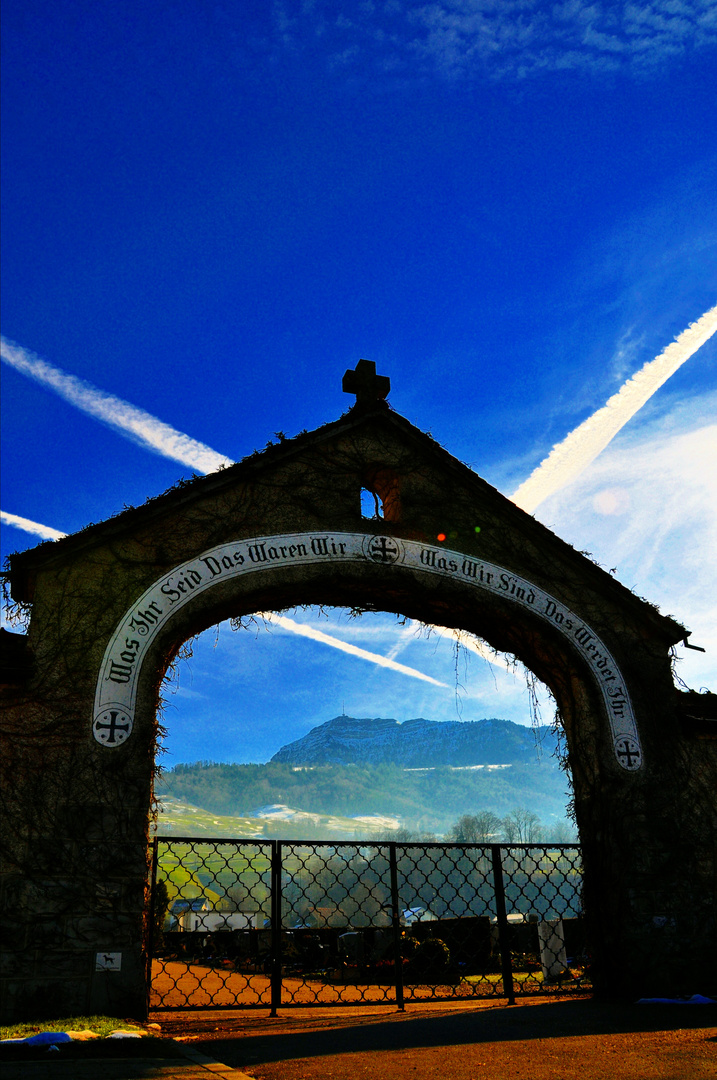 Friedhofseingang mit spezieller Aussicht