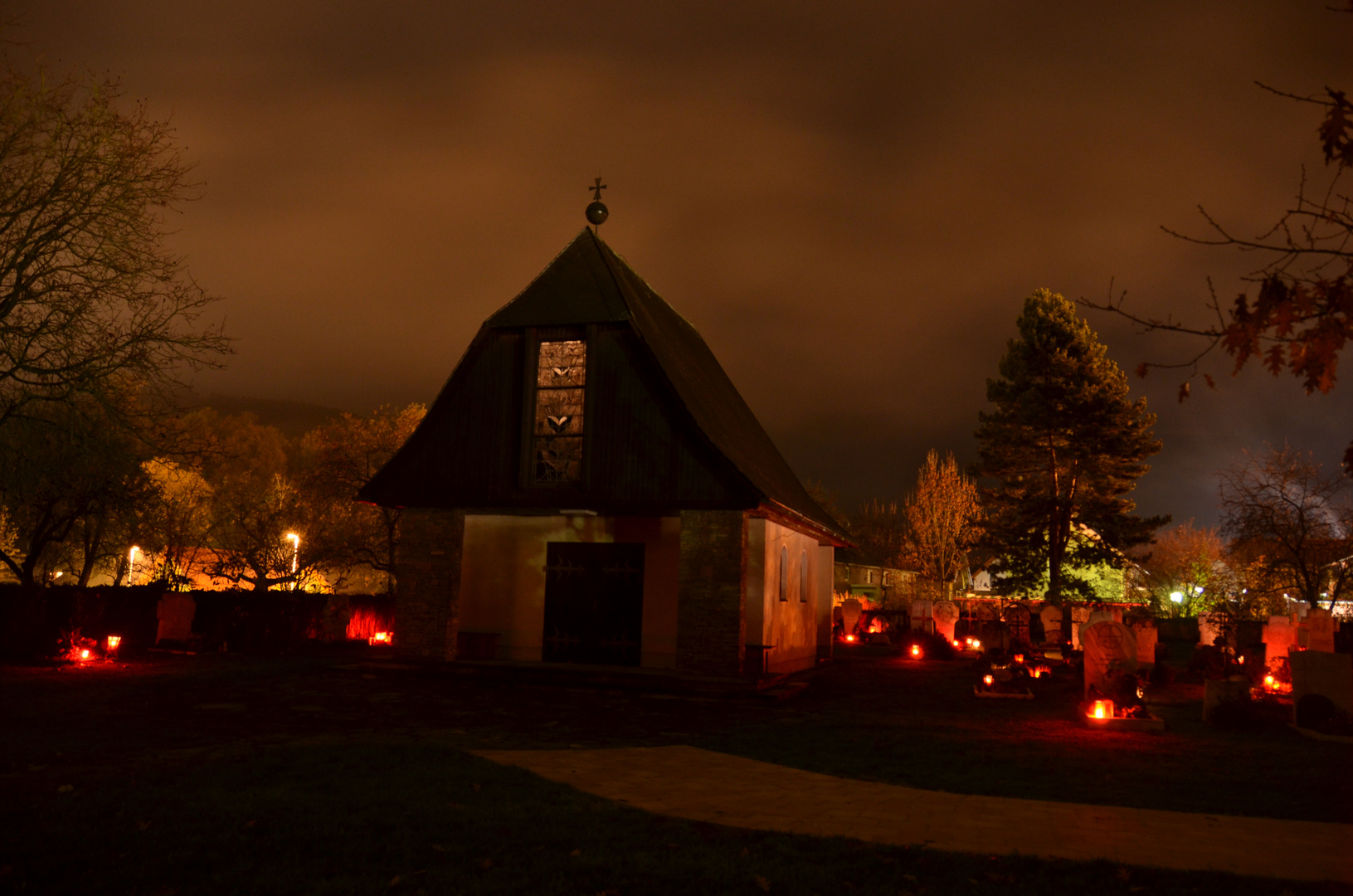 Friedhofskapelle bei Nacht