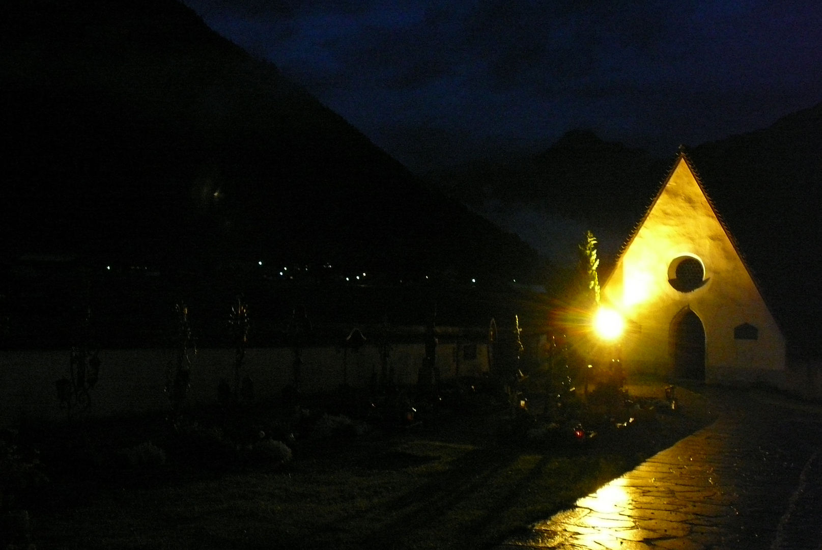 Friedhofskapelle Elbigenalp (Lechtal) bei Nacht