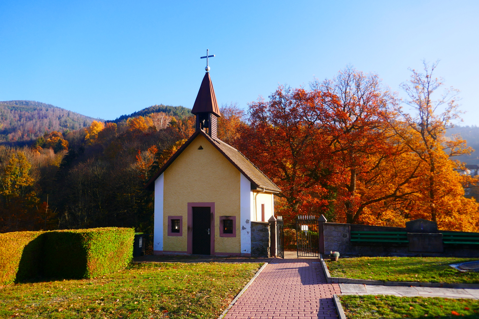 Friedhofskapelle vor Herbstwald