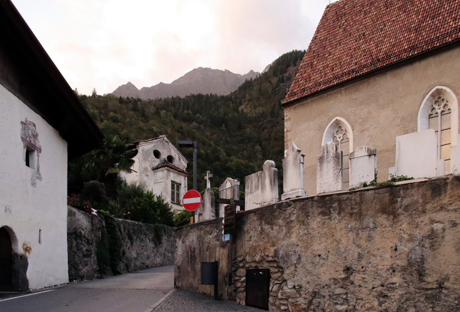 Friedhofsmauer