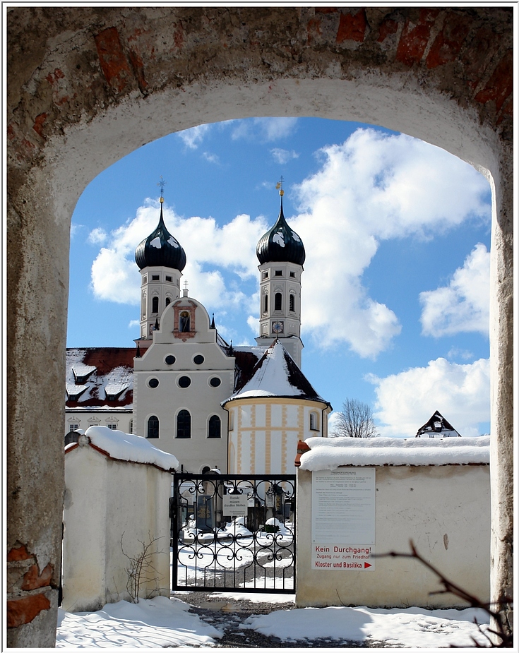 Friedhofspforte zum Meierhof