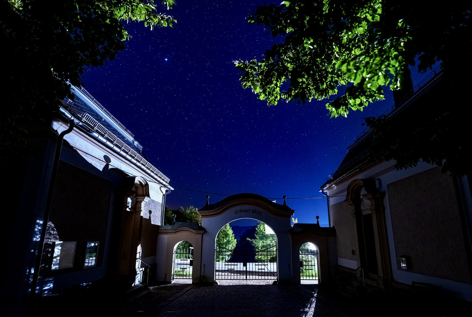 Friedhofstor bei Nacht