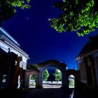 Friedhofstor bei Nacht