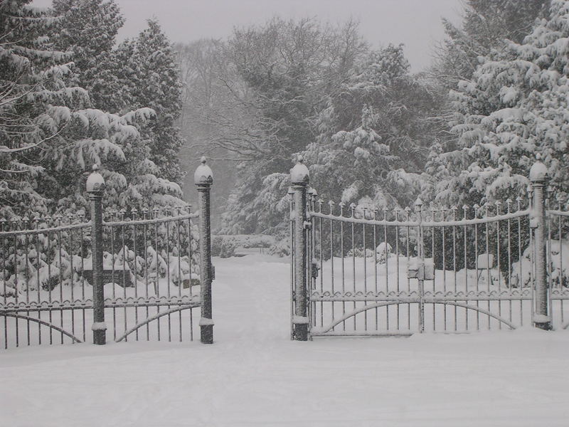 Friedhofstor im Winter