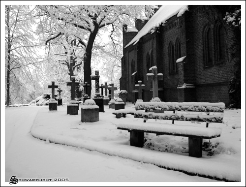 Friedhohfsbank im Schnee