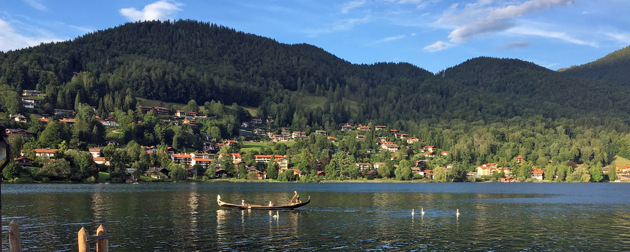 Friedliche Abendstimmung mit Gondel und Schwänen