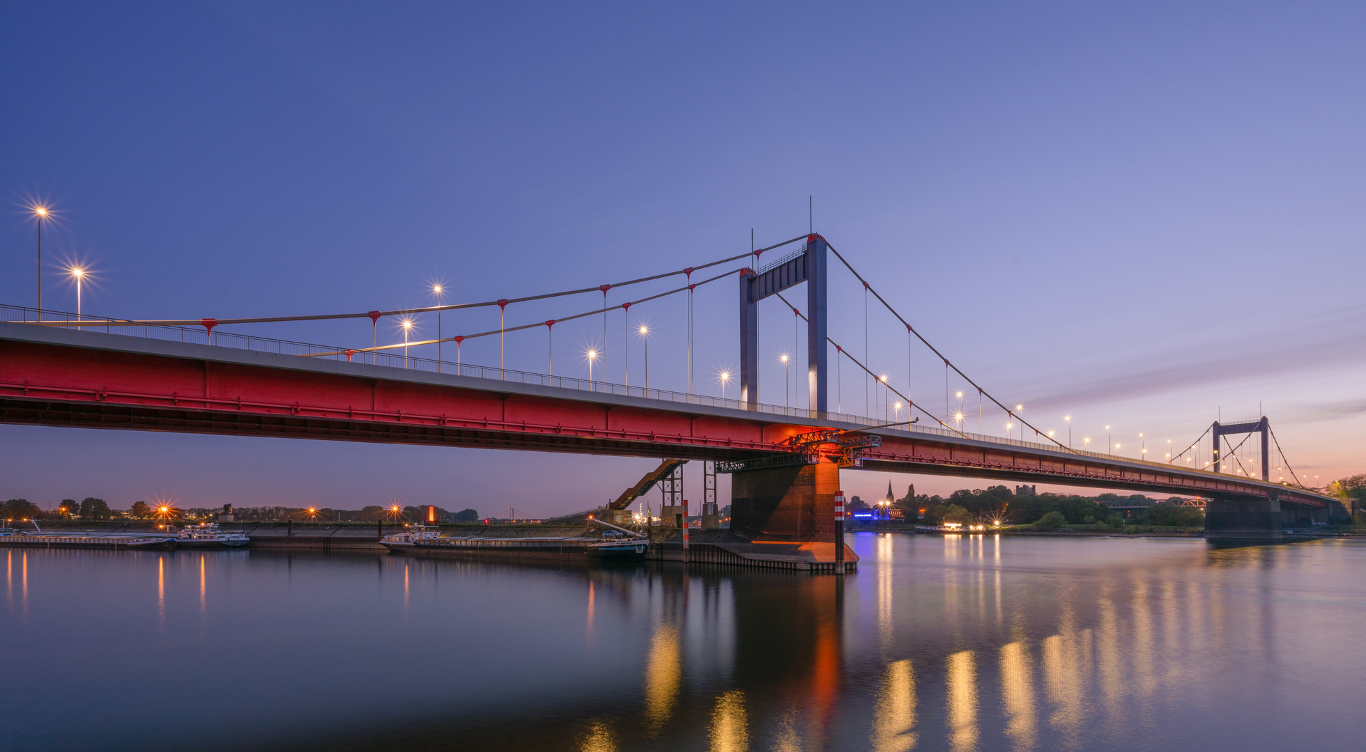  Friedrich-Ebert-Brücke am Abend.