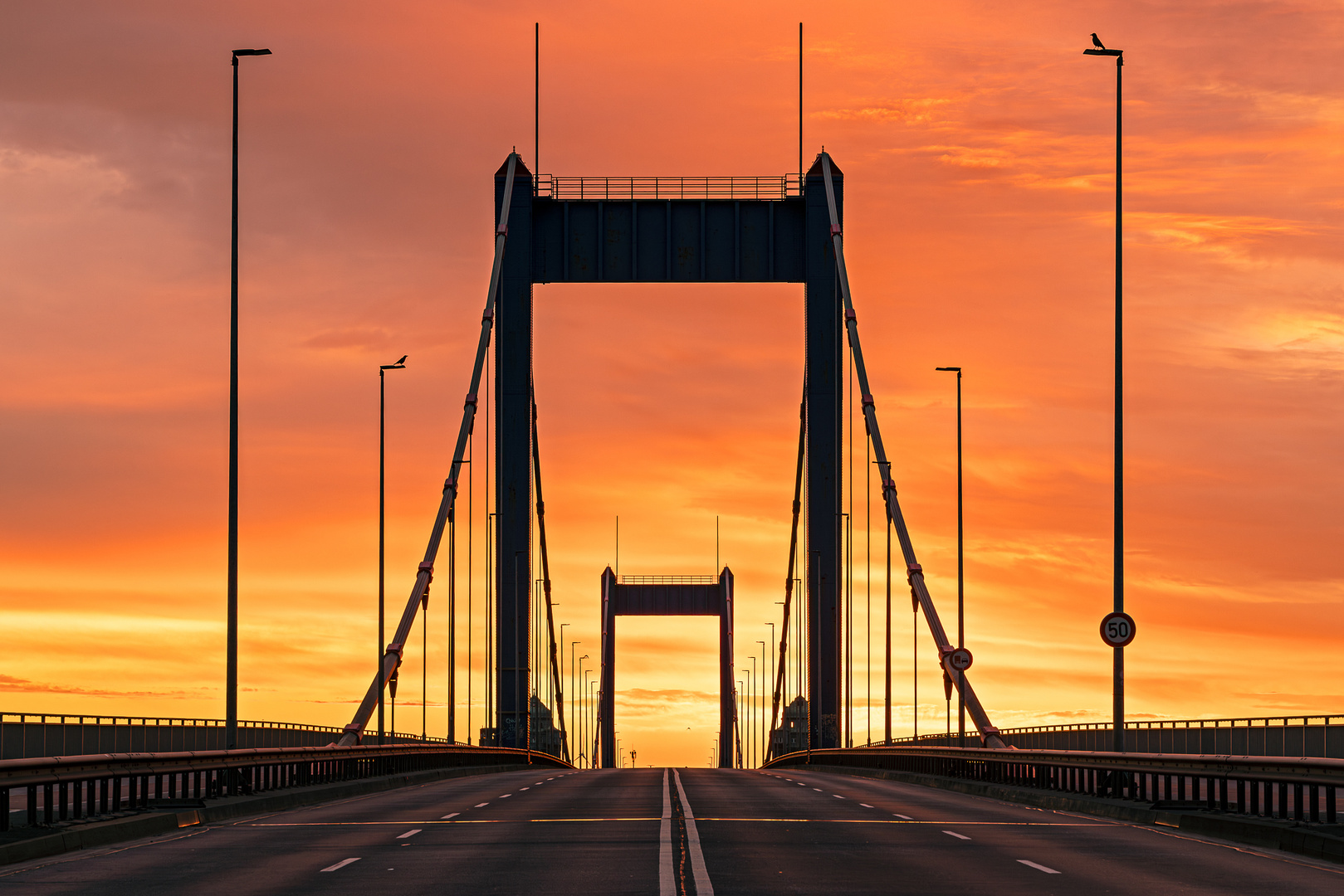 Friedrich-Ebert-Brücke im Sonnenaufgang