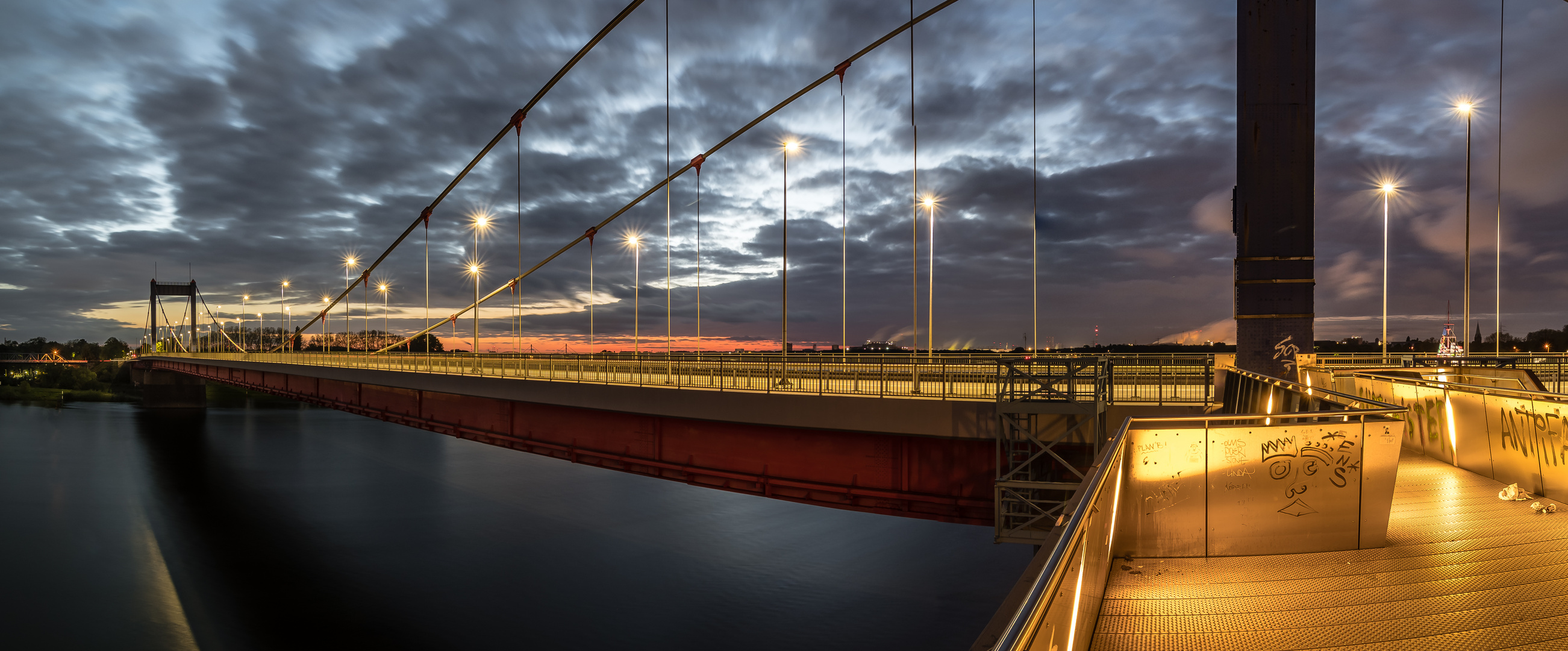 Friedrich Ebert Brücke im Sonnenuntergang