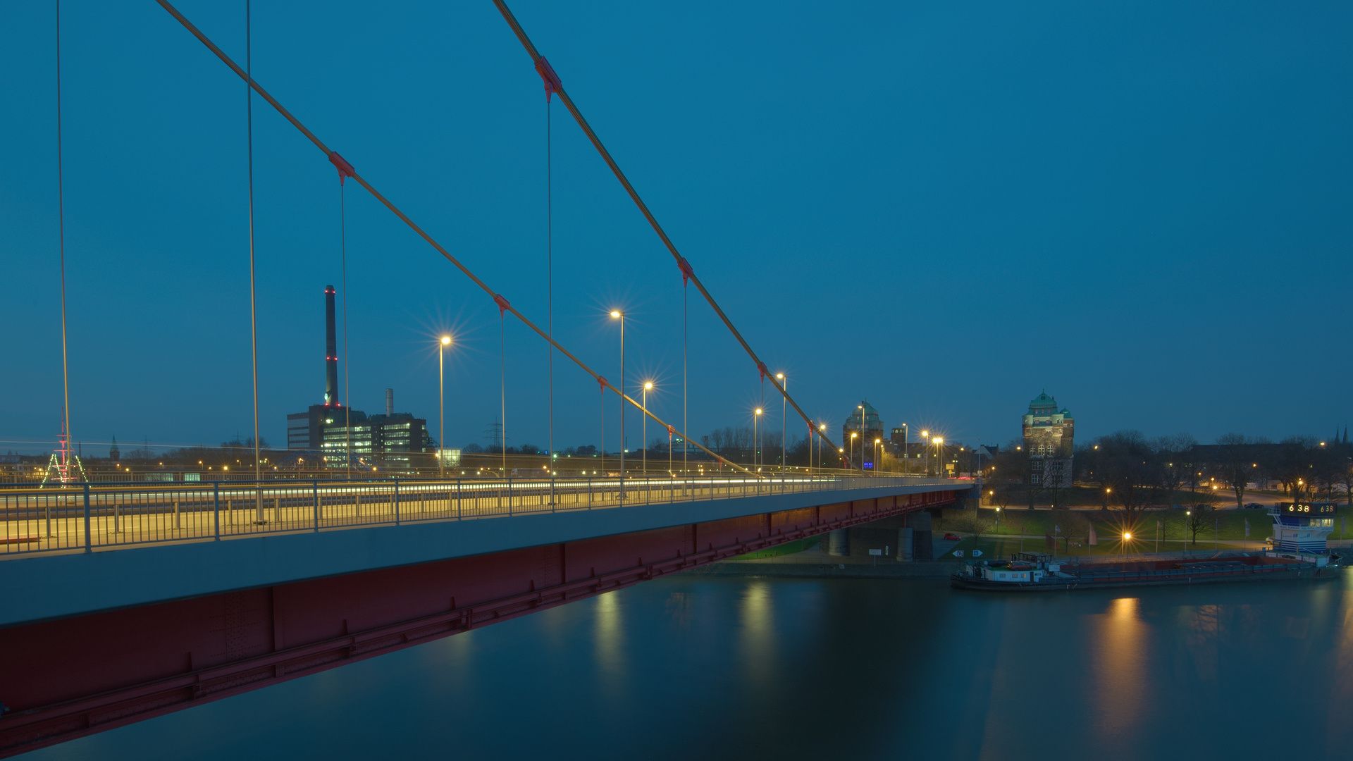 Friedrich-Ebert-Brücke in Blickrichtung auf die Ruhrorter Seite