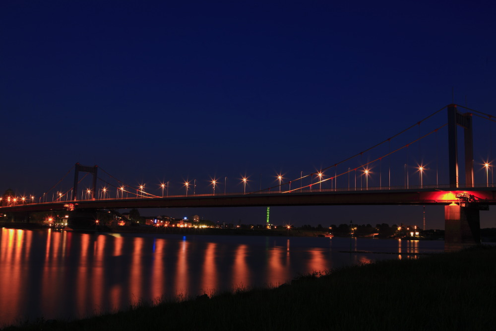 Friedrich-Ebert-Brücke zur blauen Stunde