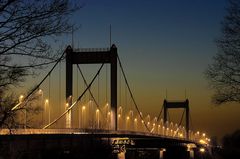 Friedrich-Ebert-Brücke zur BLAUEN STUNDE