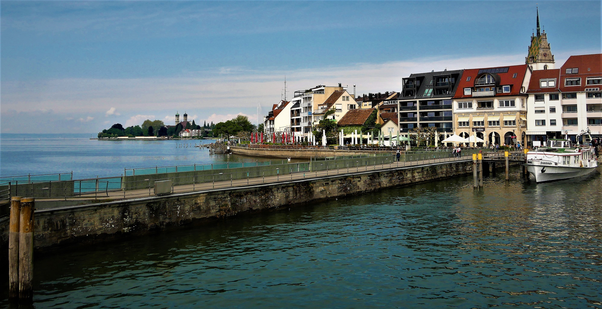 Friedrichshafen - Bei der Einfahrt in den Hafen die Mole entlang geschaut