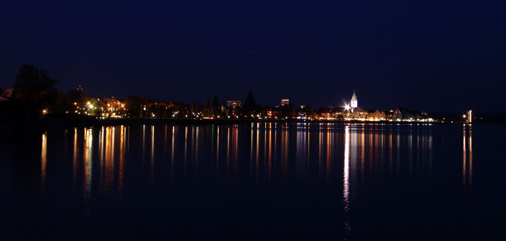 Friedrichshafen bei Nacht