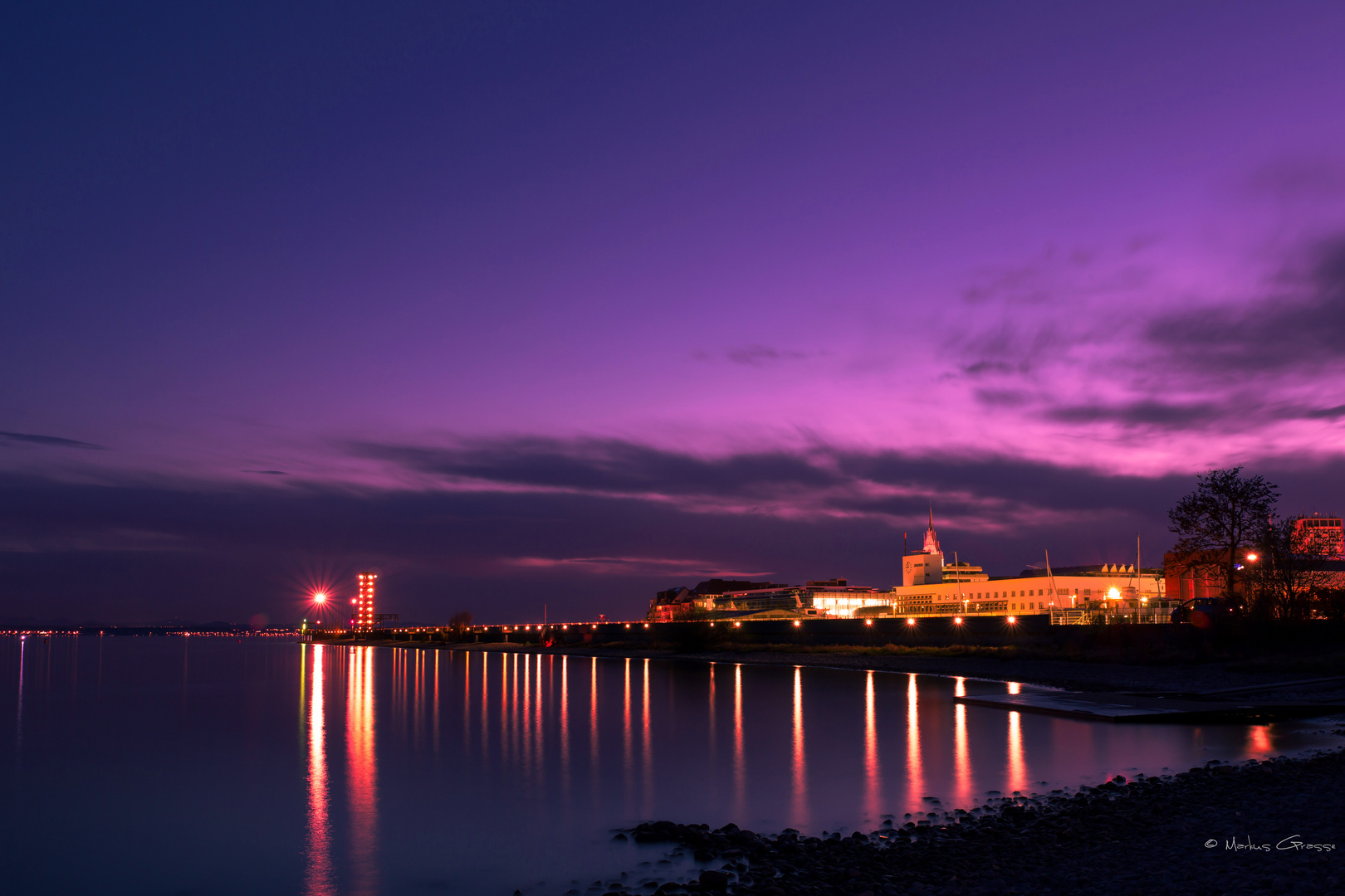 Friedrichshafen bei Nacht