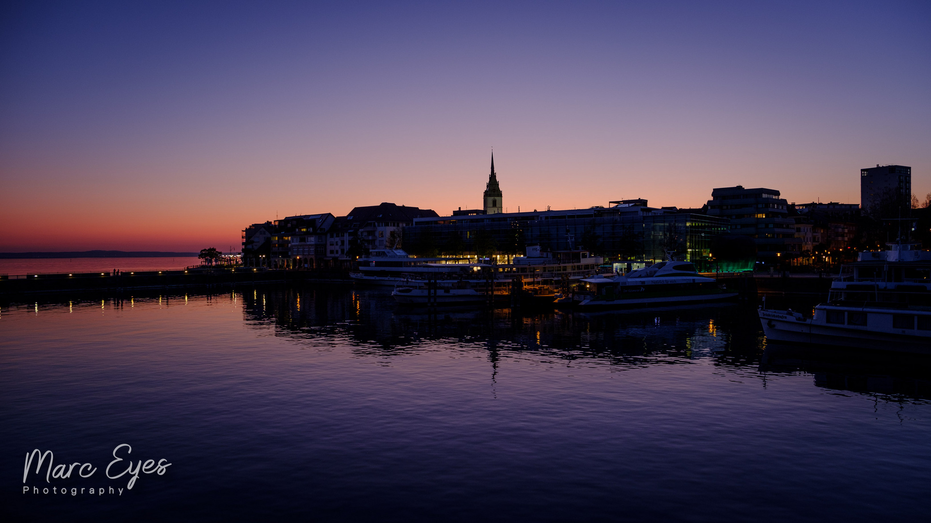 Friedrichshafen bei Sonnenuntergang und Blauer Stunde 