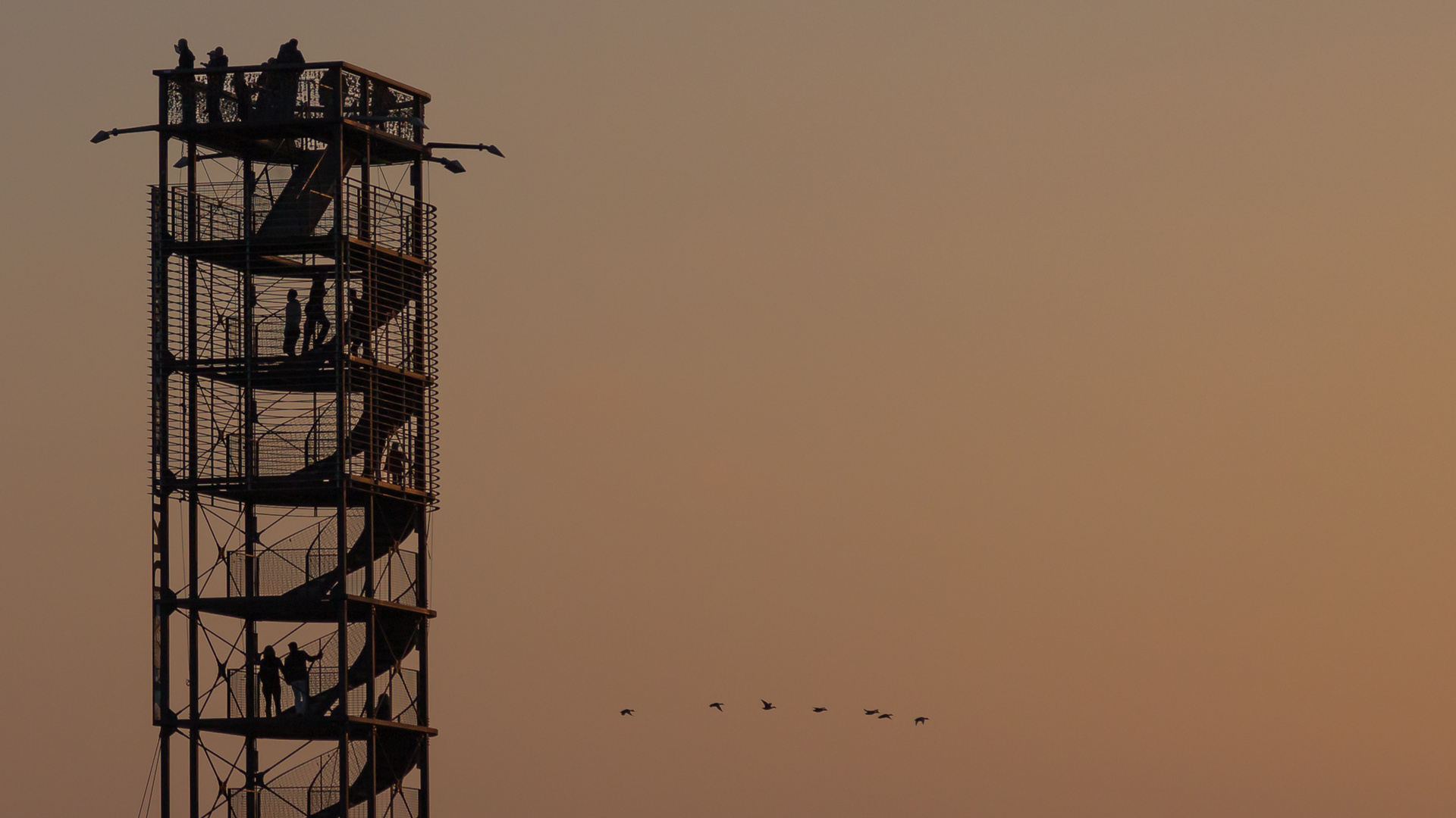 "Friedrichshafen Tower an Flugformation: Sunset in 30 Minuten..."  :-)