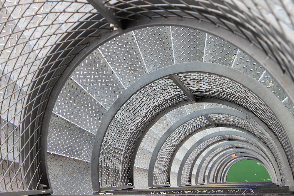 Friedrichshafen - Treppen des Aussichtsturms an der Hafenmole