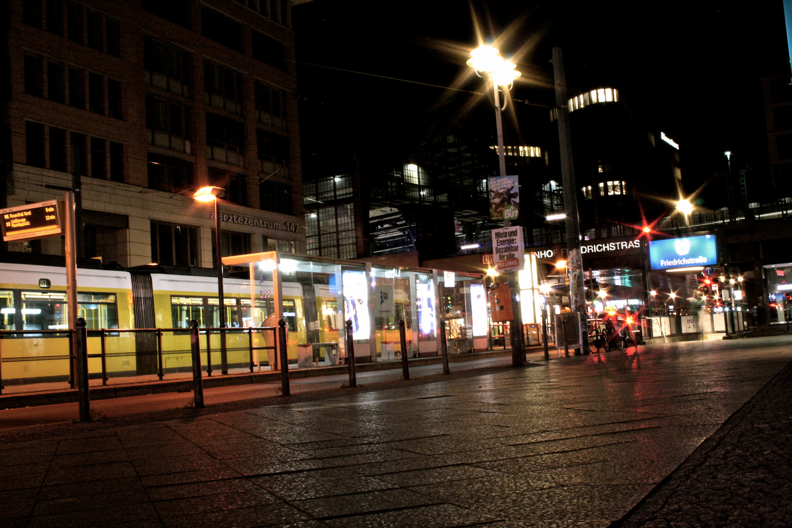 Friedrichstraße bei Nacht