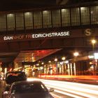 Friedrichstraße bei Nacht