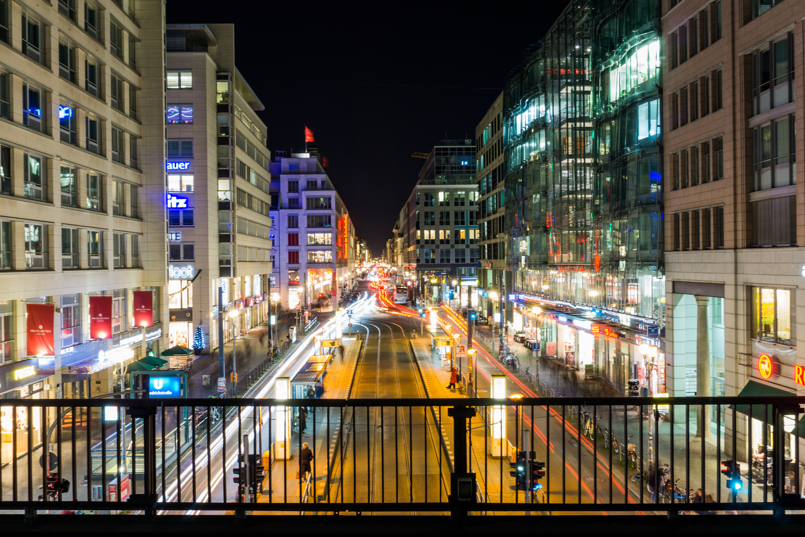 Friedrichstrasse mit Verkehr bei Nacht