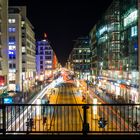 Friedrichstrasse mit Verkehr bei Nacht