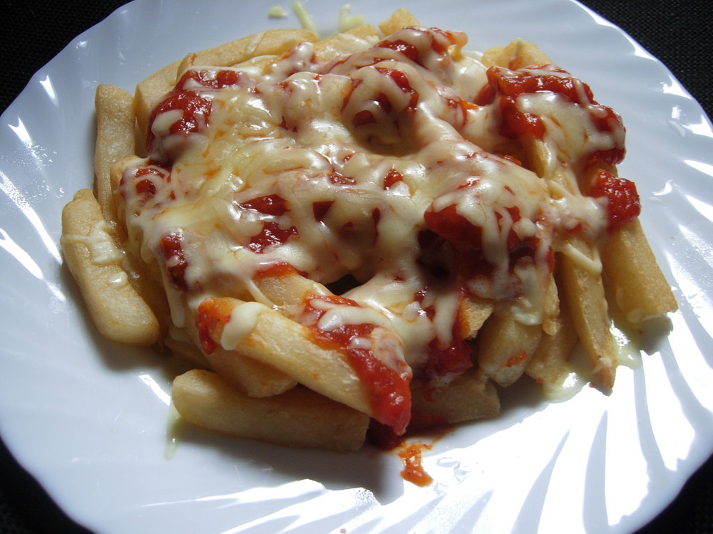 fries with parmigiana sauce and mozzarella